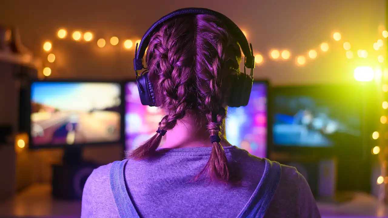 Gamerin vor Bildschirm