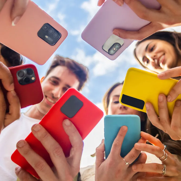 Menschen mit Handys in bunten Hüllen