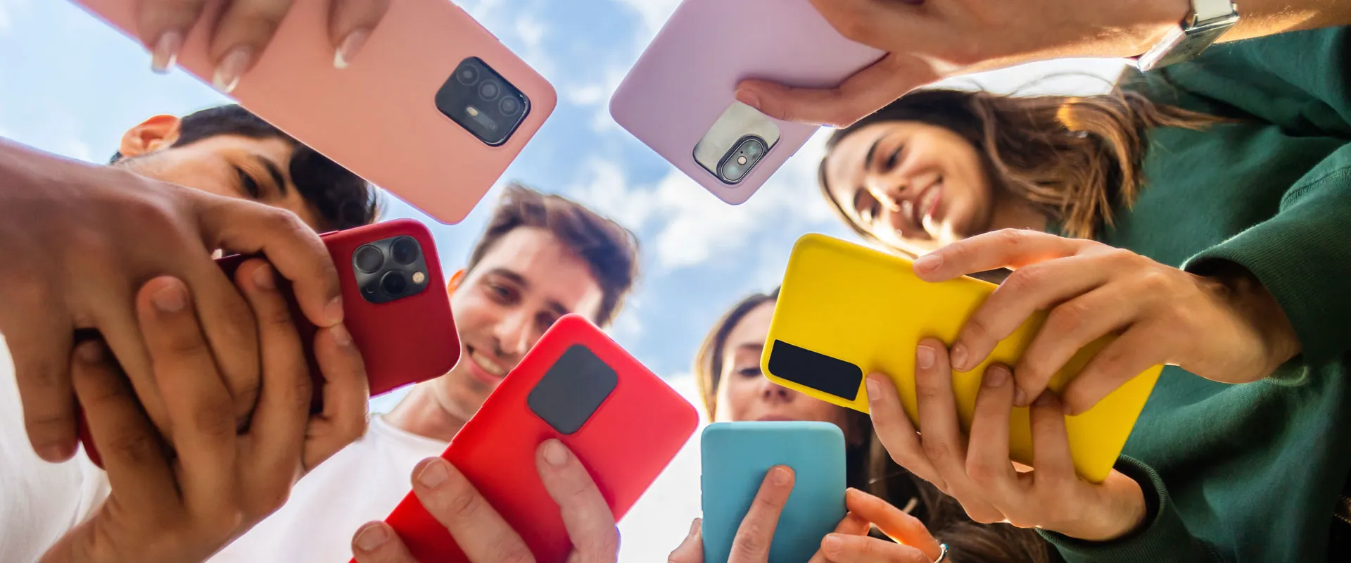 Menschen, die ein Handy benutzen