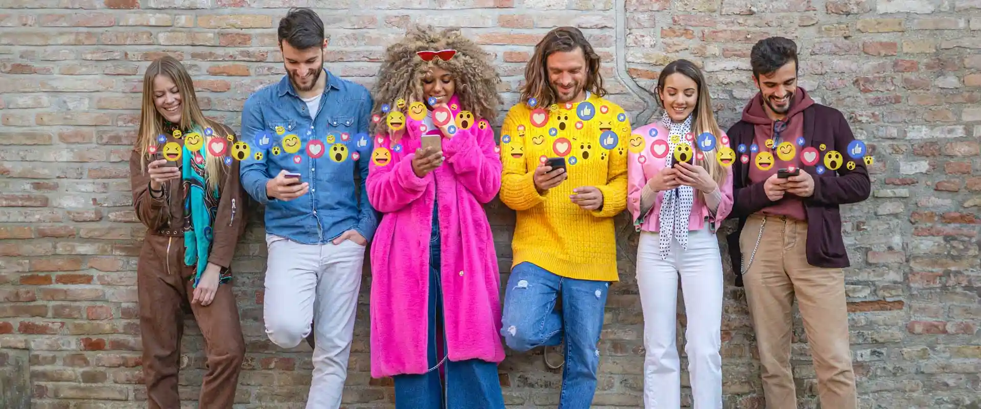 Menschen mit Smartphones als Motiv zur Marktforschungsstudie über TV-Formate im Kontext von Social Media