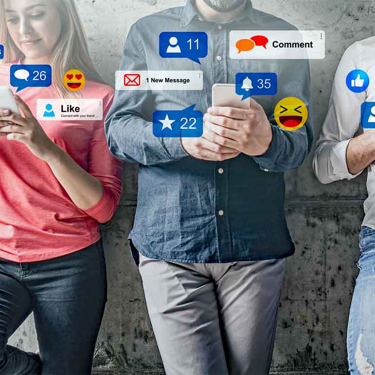 Menschen mit Smartphones als Motiv zur Marktforschungsstudie über TV-Formate im Kontext von Social Media