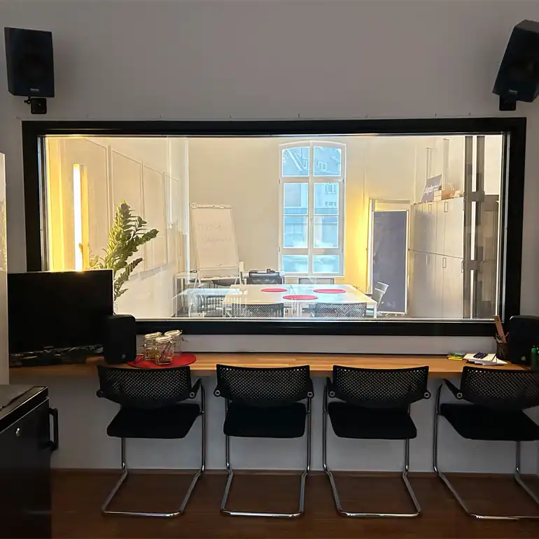 Teststudio-Beobachtungsraum mit Einwegspiegeln - phaydon Marktforschung Köln